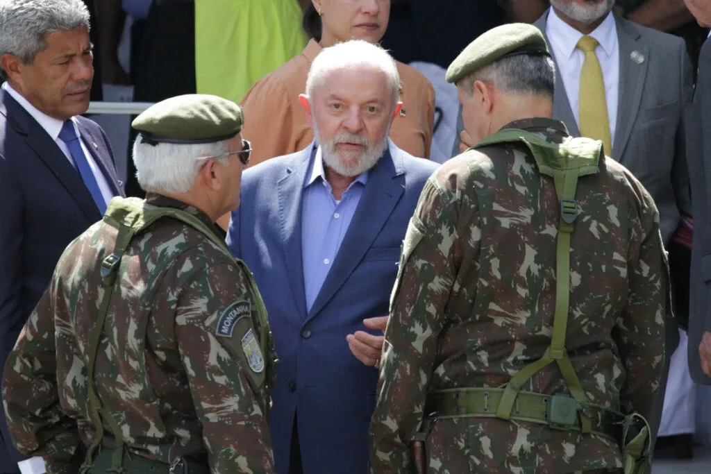 Imagem detalhando a tensão entre o governo federal, as Forças Armadas e os ministros do Supremo Tribunal Federal.