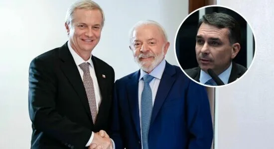 Imagem do senador Flávio Bolsonaro desembarcando no Chile, sendo recebido por autoridades, contrastada com a sede do Itamaraty em Brasília.