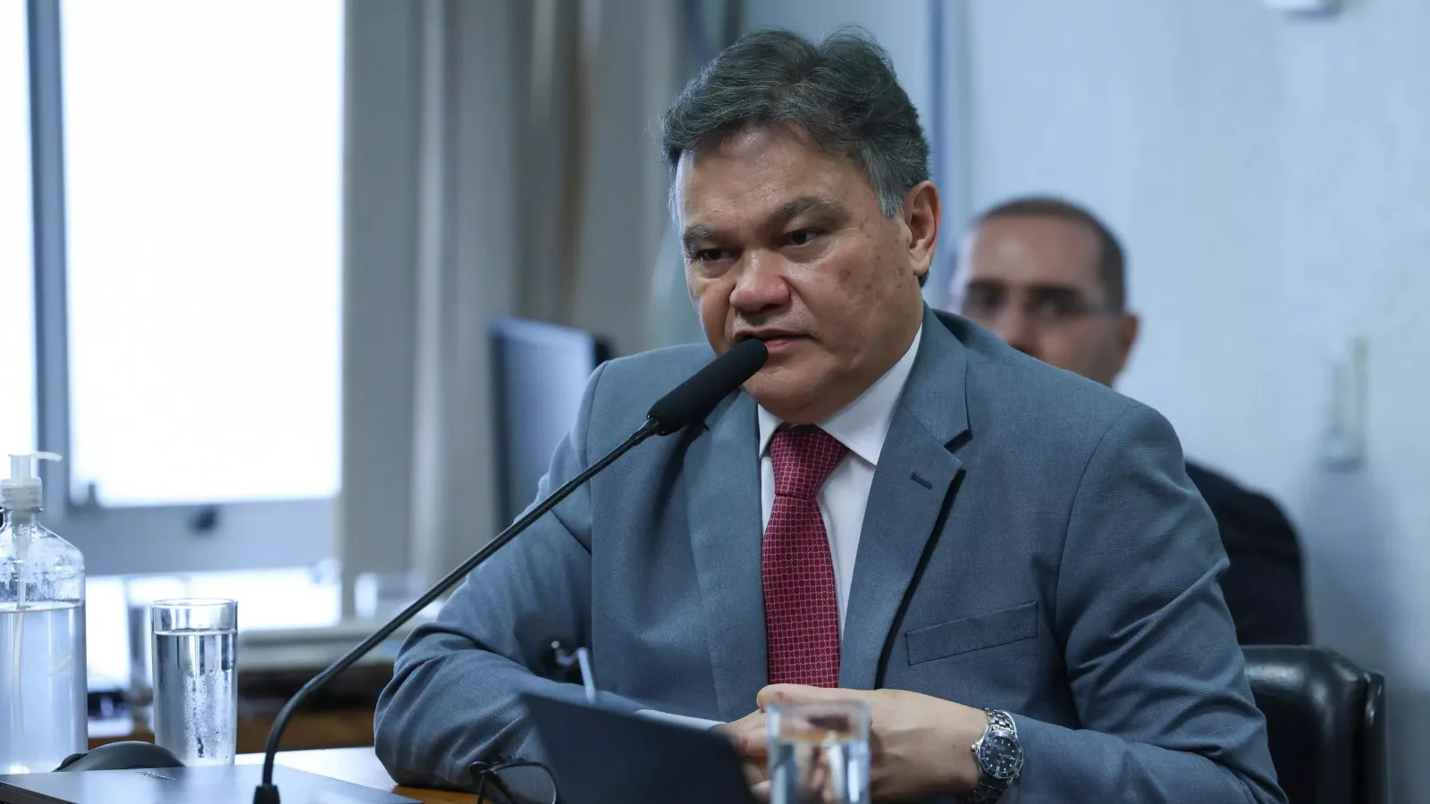 Mapa da América Latina destacando os países que assinaram o "Escudo das Américas" e a posição do Brasil sob a nova política externa dos EUA.