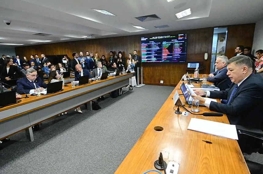 Imagem de parlamentares da CPMI do INSS em sessão deliberativa, com expressões de indignação, confrontando documentos oficiais durante discurso contra o STF. - parágrafo 7