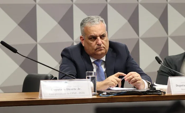 Imagem de parlamentares da CPMI do INSS em sessão deliberativa, com expressões de indignação, confrontando documentos oficiais durante discurso contra o STF. - parágrafo 5