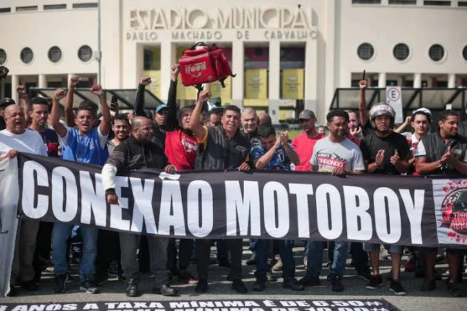 Imagem ilustrando motoboys e caminhoneiros em protesto nas ruas e estradas do Brasil, com destaque para o contexto político do governo Lula em ano eleitoral diante da dupla ameaça