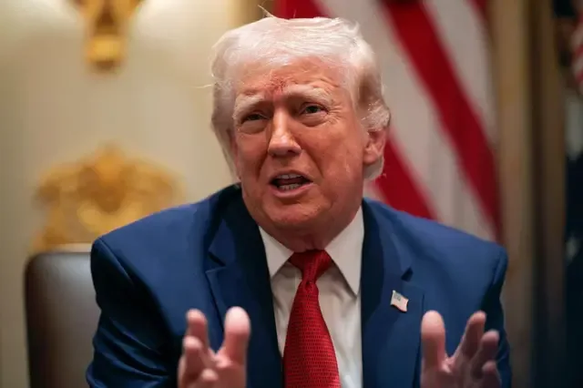 Donald Trump durante discurso sobre Irã e Estreito de Hormuz.