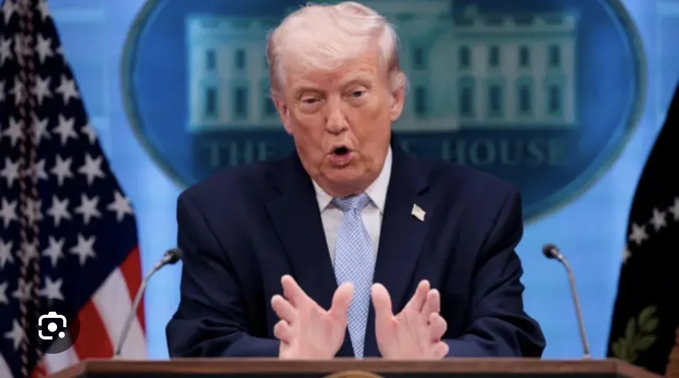 Imagem de Donald Trump discursando na Casa Branca com expressão séria, ao fundo mapa do Irã com explosões simbólicas, bandeira americana e fumaça sobre Teerã, representando a ameaç