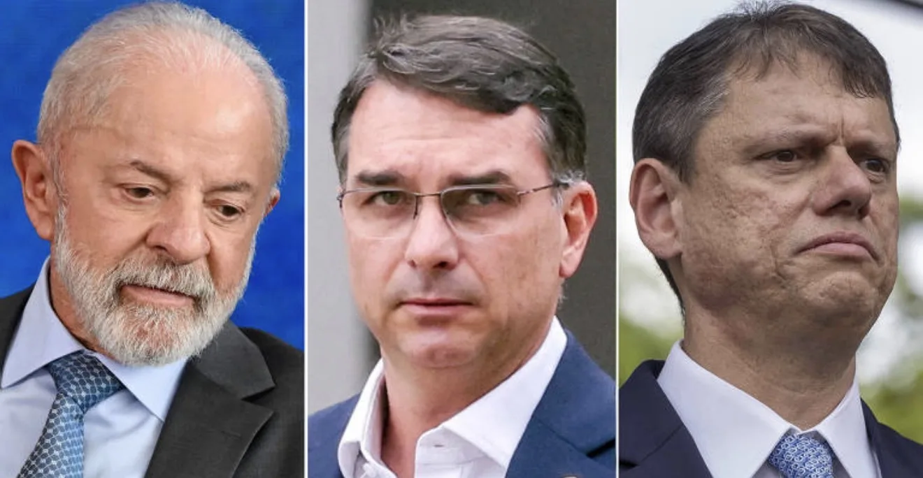 Imagem de Tarcísio de Freitas e Flávio Bolsonaro lado a lado, com fundo de bandeiras do Republicanos e PL, elementos do Centrão e uma balança eleitoral inclinada para a direita, si