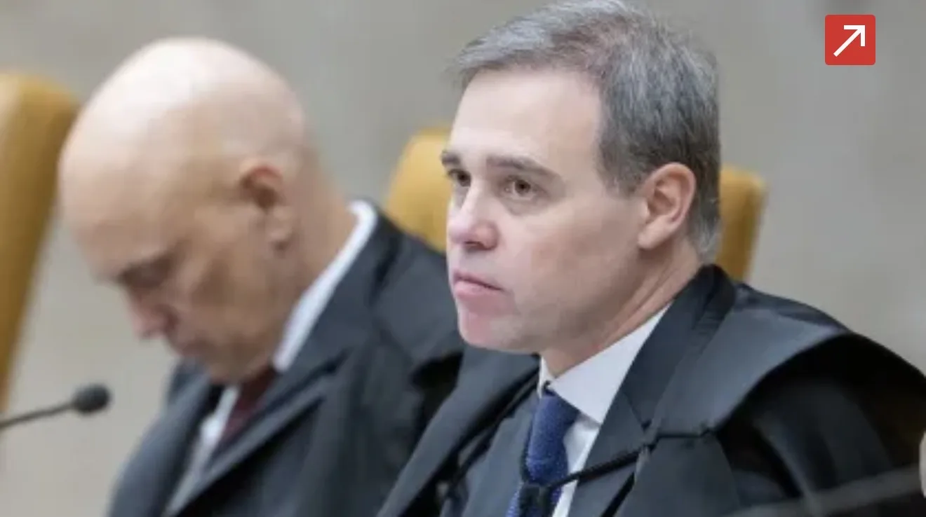 Imagem de Alexandre de Moraes em sessão do STF com expressão séria, ao lado de elementos simbólicos como pilhas de documentos do Banco Master, algemas e balança da justiça inclinad