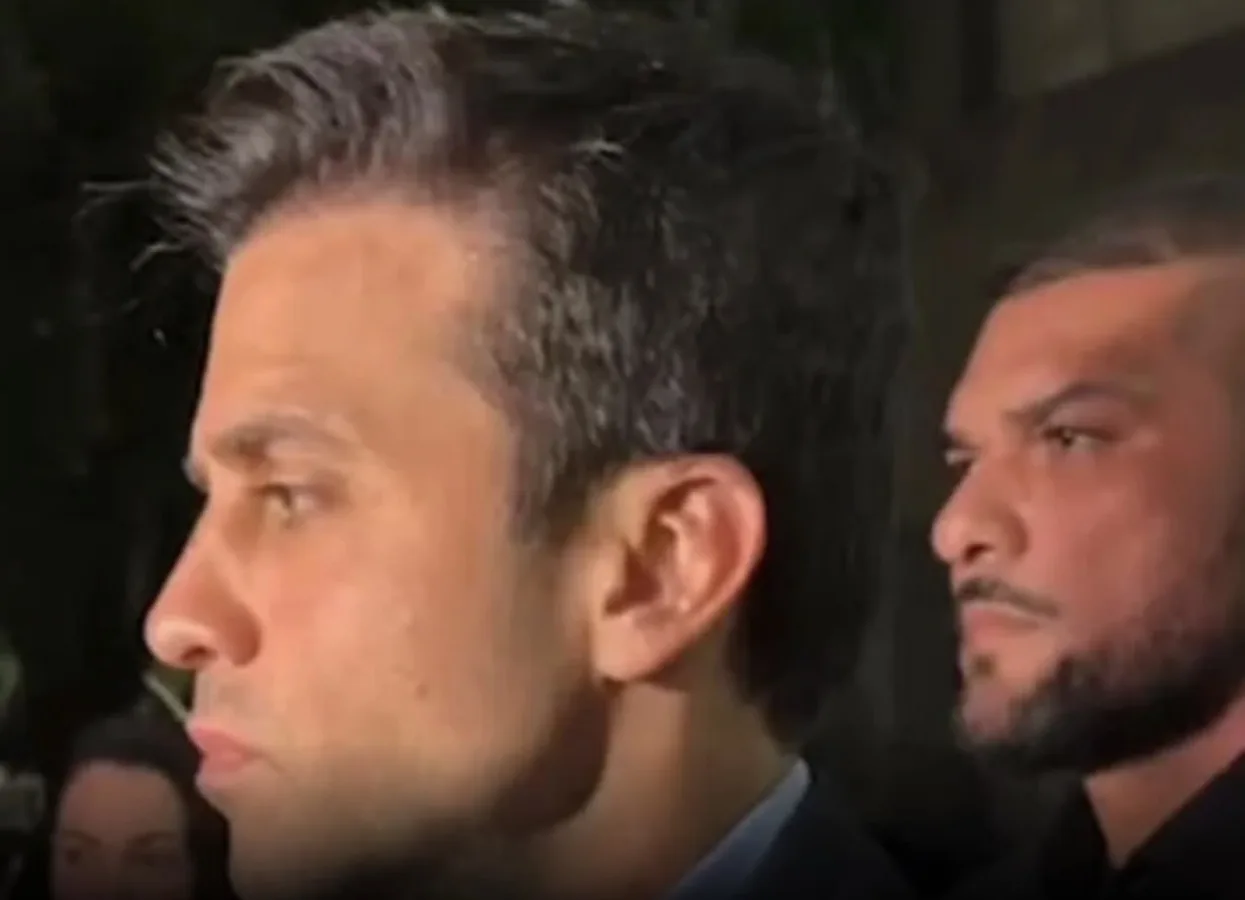 Agentes de segurança em operação policial representando o caso da denúncia do MPGO.
