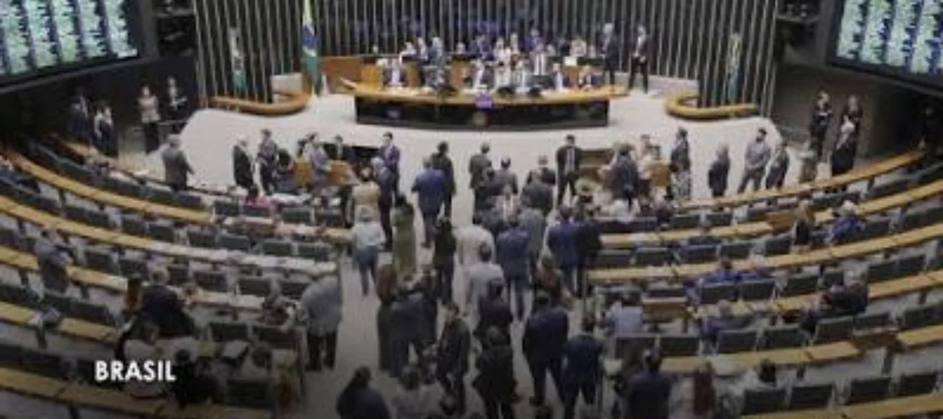 Fachada do prédio do Supremo Tribunal Federal STF em Brasília durante dia ensolarado.
