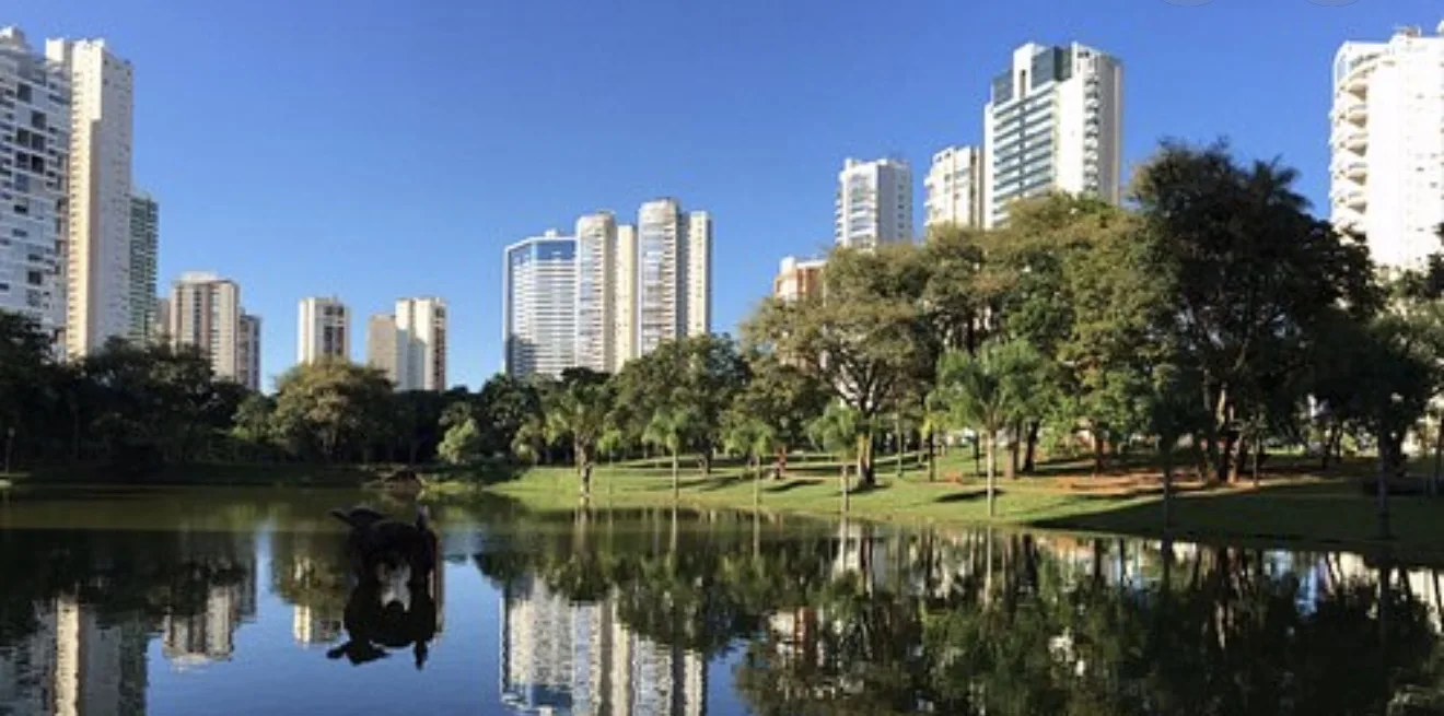 Vista aérea horizontal de Goiânia destacando o desenvolvimento urbano e áreas verdes da capital.