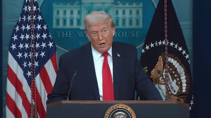 Foto de Donald Trump durante pronunciamento oficial sobre política externa e sanções econômicas.