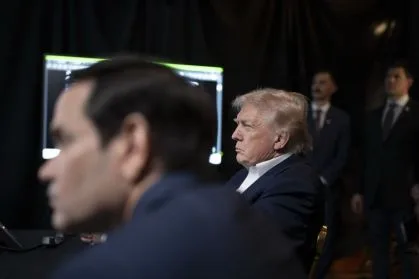 Donald Trump discursa em evento político na Flórida sobre geopolítica e Cuba.