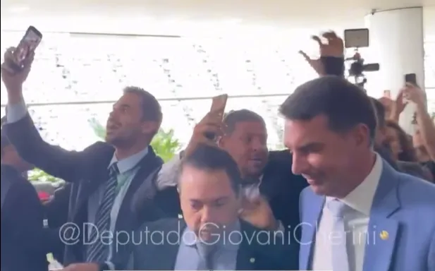 Senador Flávio Bolsonaro durante sessão no Congresso Nacional em Brasília.