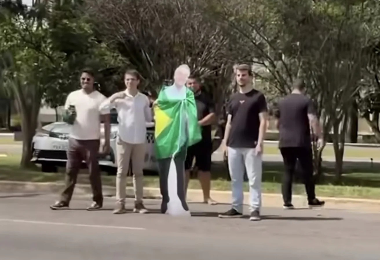 Policiamento em Brasília durante manifestação política com viaturas da Polícia Militar do Distrito Federal.