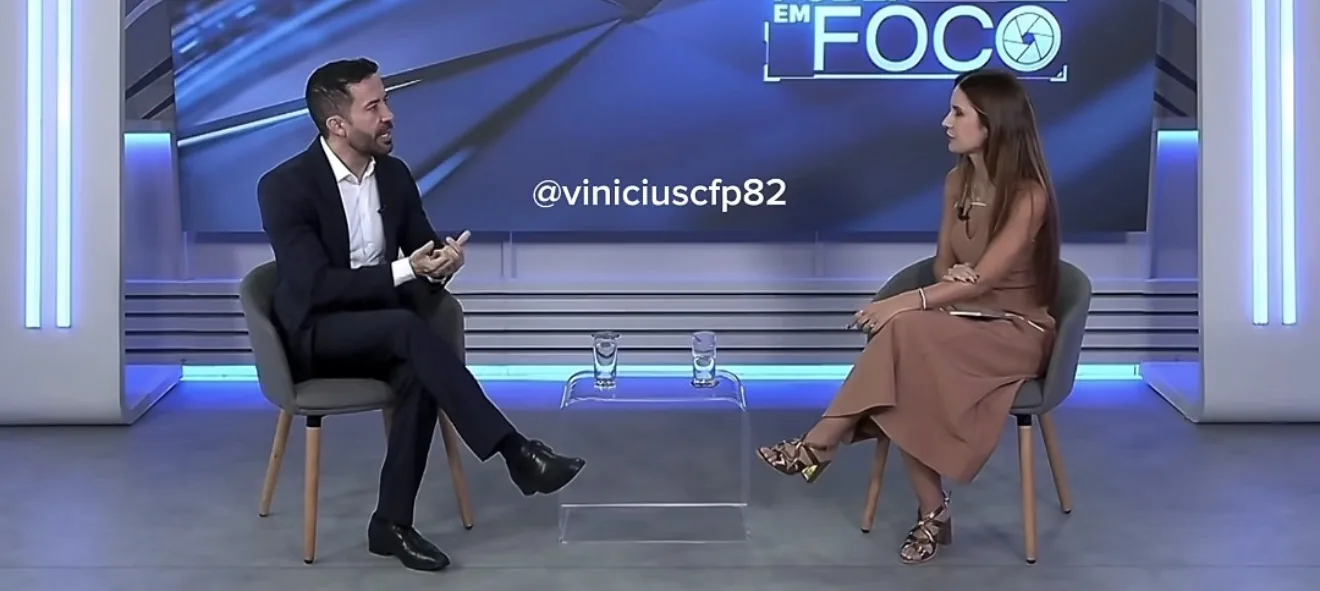 O deputado federal André Janones durante entrevista falando sobre política nacional e Flávio Bolsonaro.