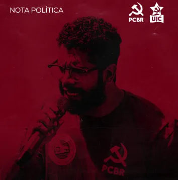 Imagem de Jones Manoel com fundo vermelho comunista rachado ao meio, de um lado bandeira do PCBR e do outro do PSOL, com elementos de microfone e urna eleitoral, simbolizando a rup