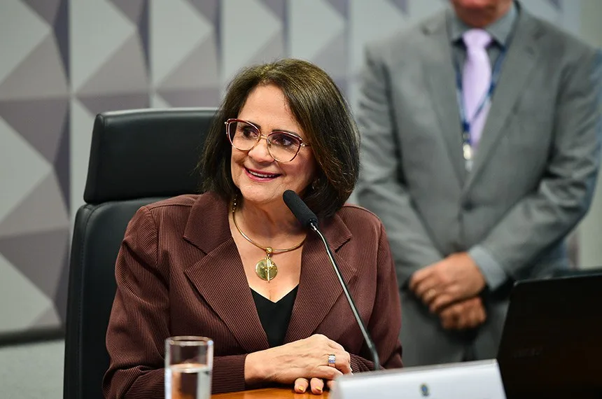 Senadora Damares Alves em sessão no Senado Federal representando a base conservadora brasileira.