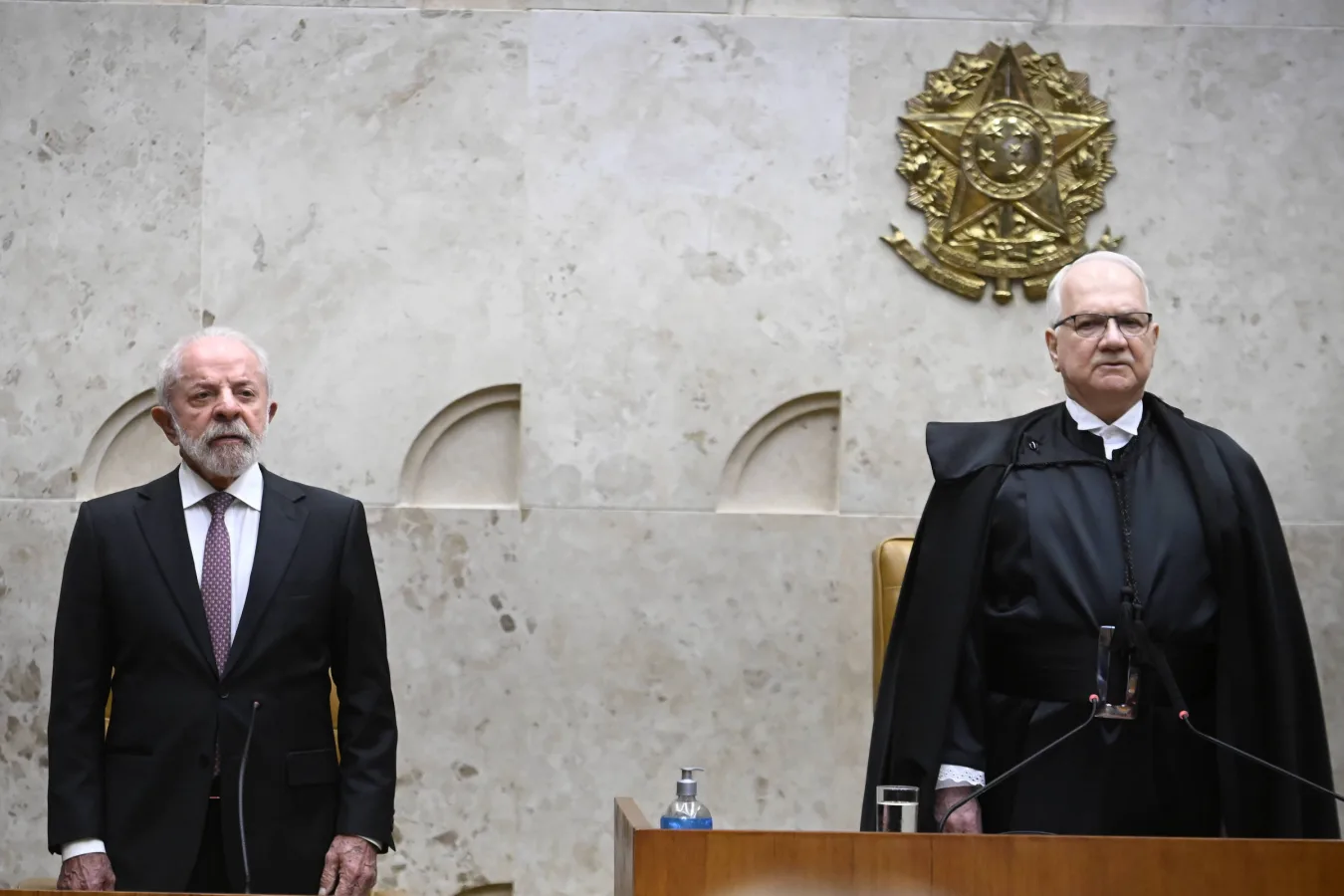 Fachada principal do Palácio do Planalto em Brasília com bandeira nacional em destaque.