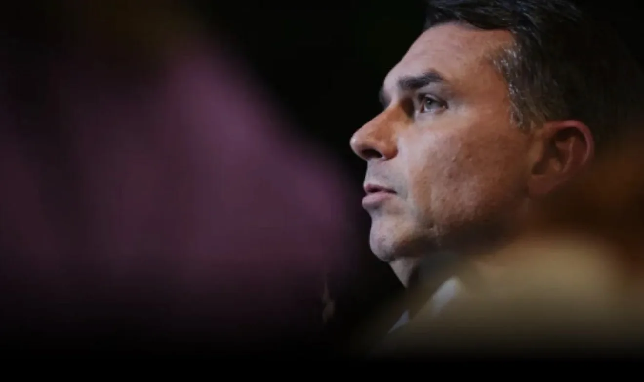O senador Flávio Bolsonaro em sessão oficial no Congresso Nacional representando a oposição brasileira.