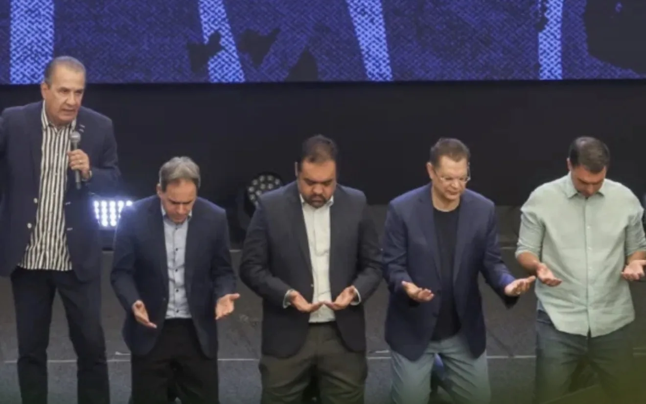 O senador Flávio Bolsonaro durante atividade parlamentar representando a oposição no Congresso Nacional.