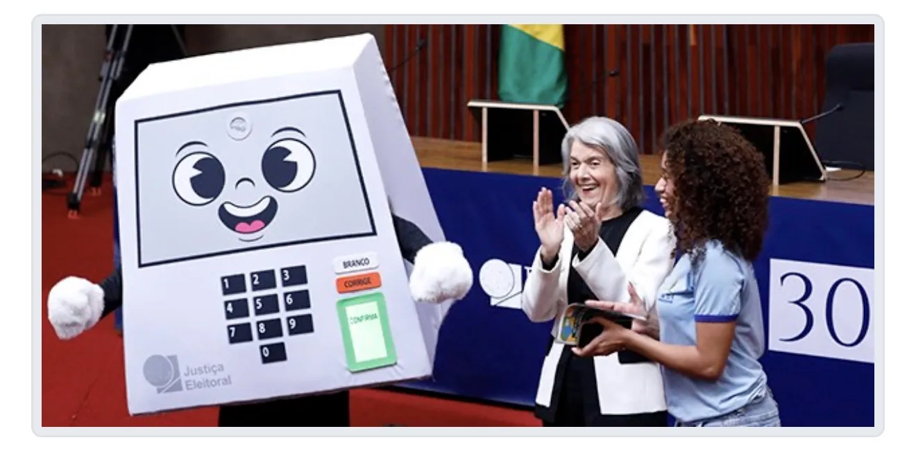 A ministra Cármen Lúcia durante sessão oficial representando o Tribunal Superior Eleitoral em Brasília.