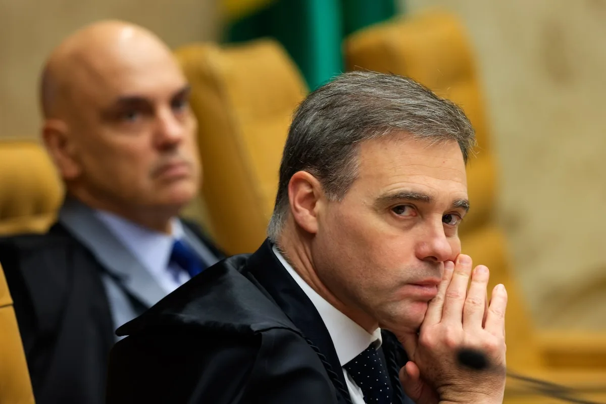 O ministro do STF André Mendonça durante sessão plenária em Brasília representando o Judiciário.