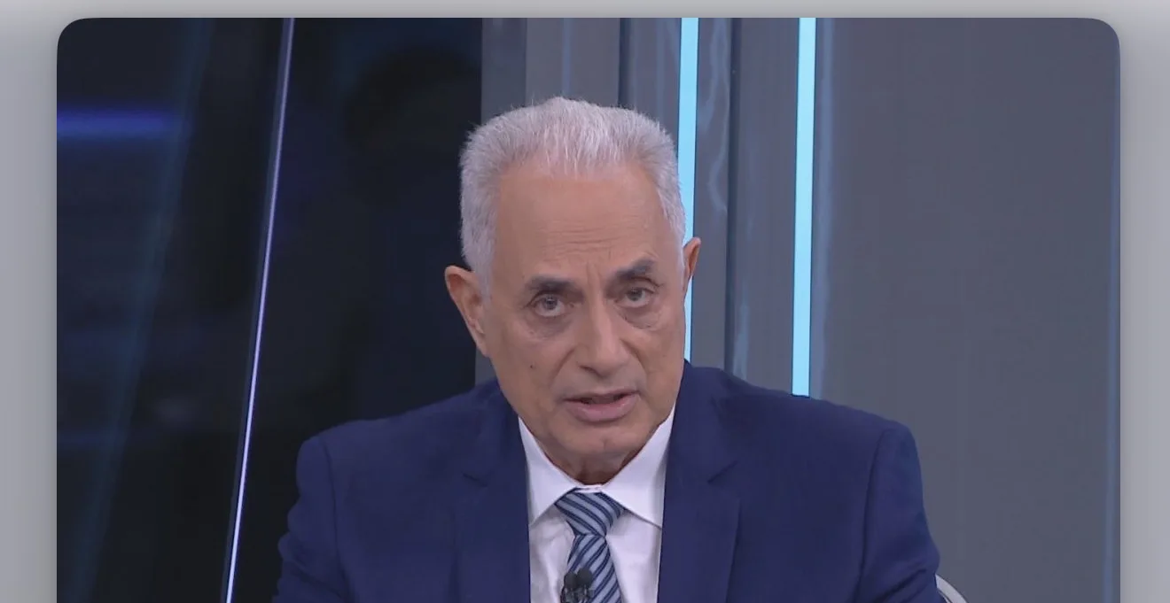 Jornalista William Waack em estúdio de televisão analisando política brasileira