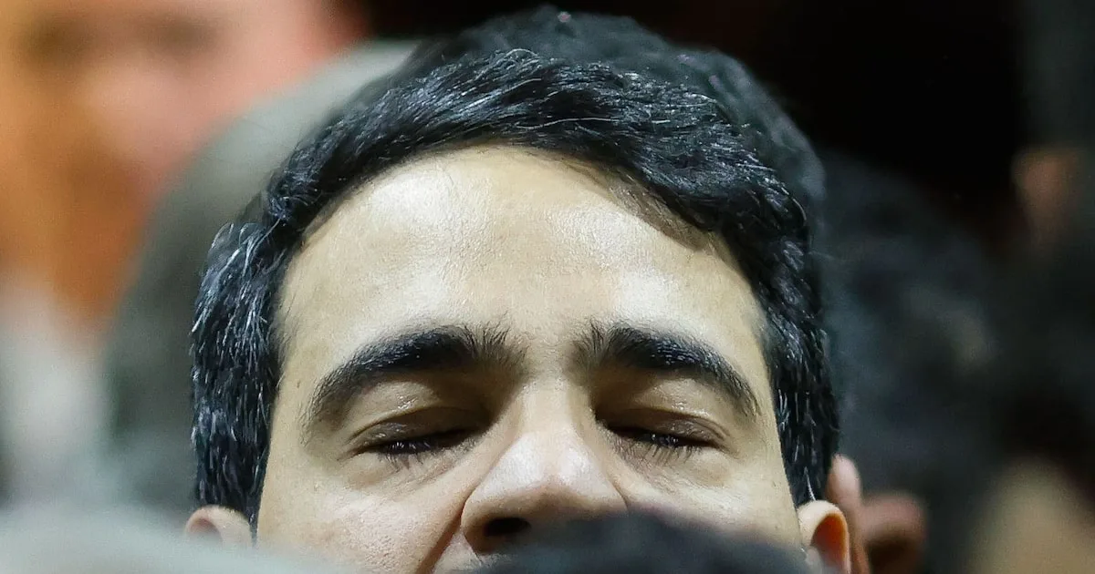 Sessão plenária no Supremo Tribunal Federal com ministros sentados em semicírculo