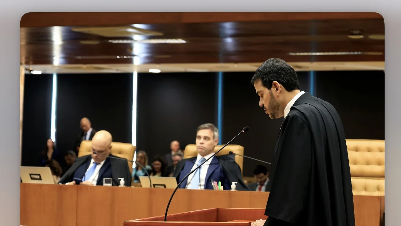 Foto de Jorge Messias, Advogado-Geral da União, durante sessão em ambiente oficial do governo.