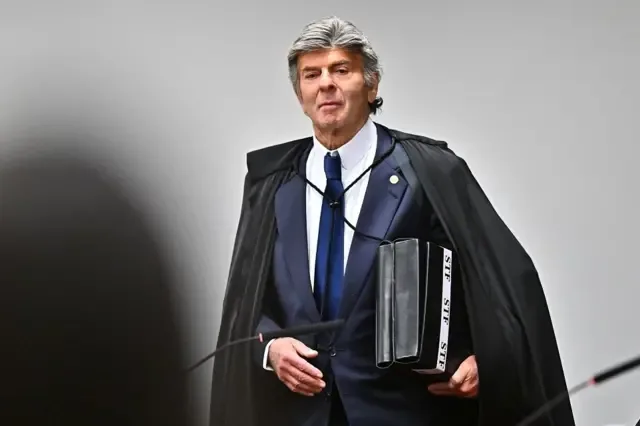 O ministro do STF Luiz Fux em sessão plenária com toga oficial.