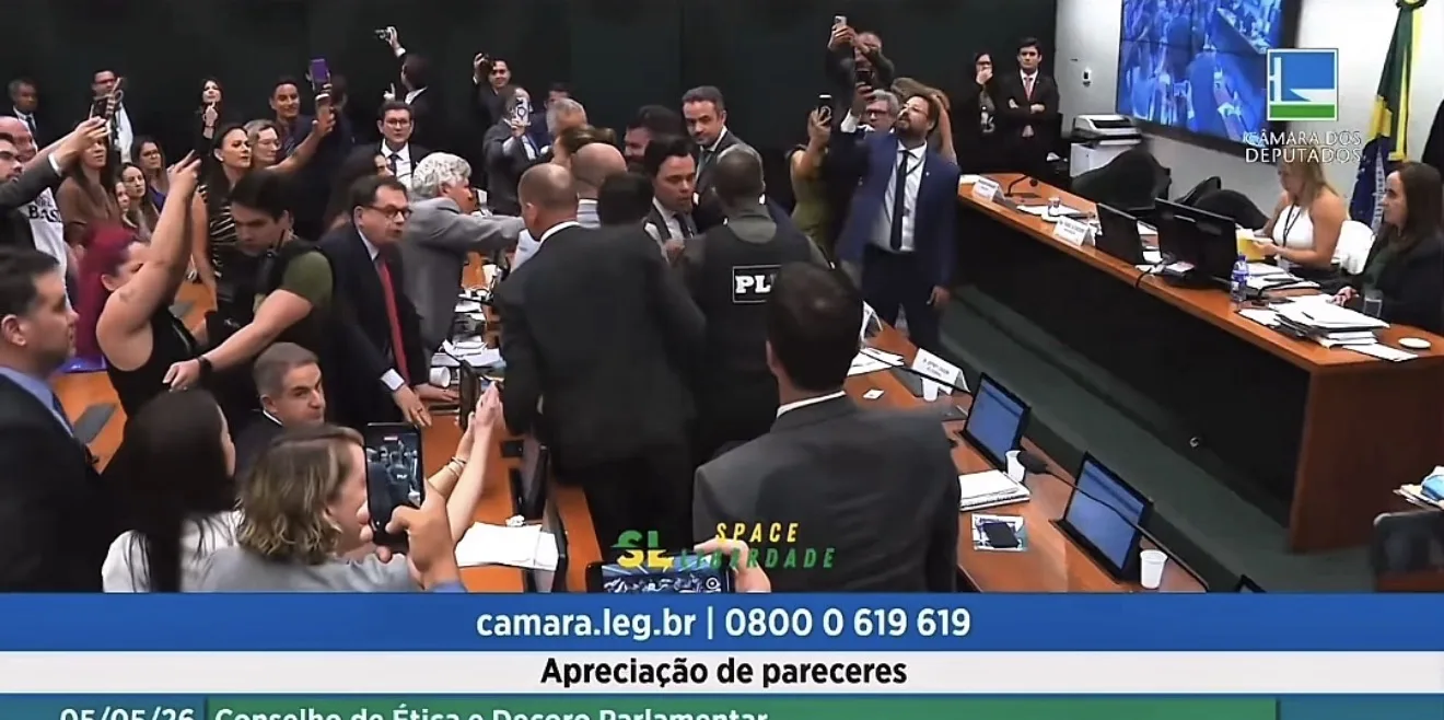 Plenário da Câmara dos Deputados em Brasília durante sessão de comissão parlamentar.