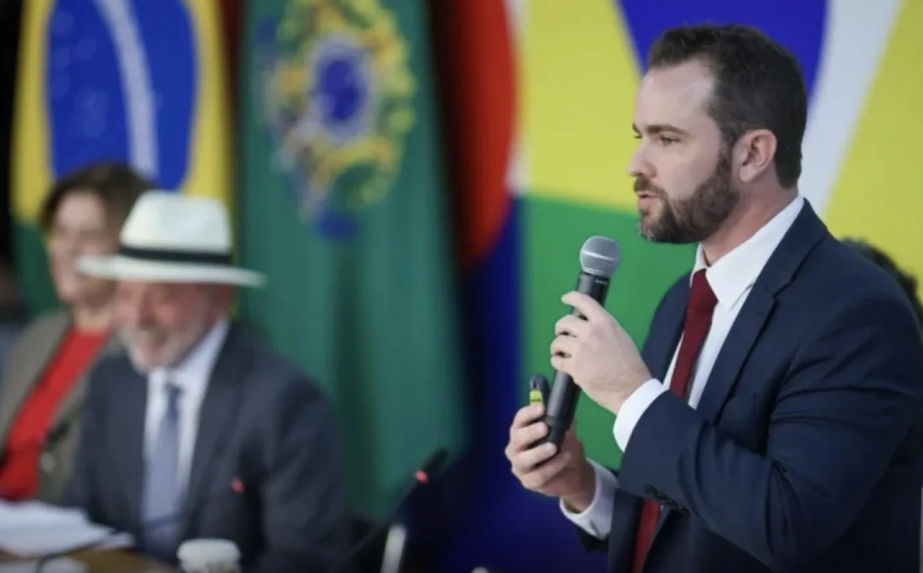 Ministro Dario Durigan fala ao microfone em evento oficial do governo federal