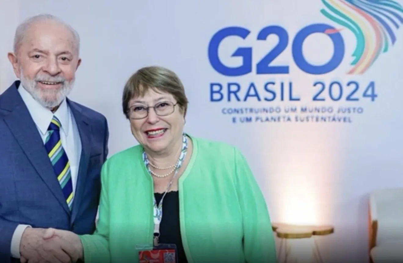 Presidente Lula e Michelle Bachelet sorriem durante encontro oficial em evento internacional