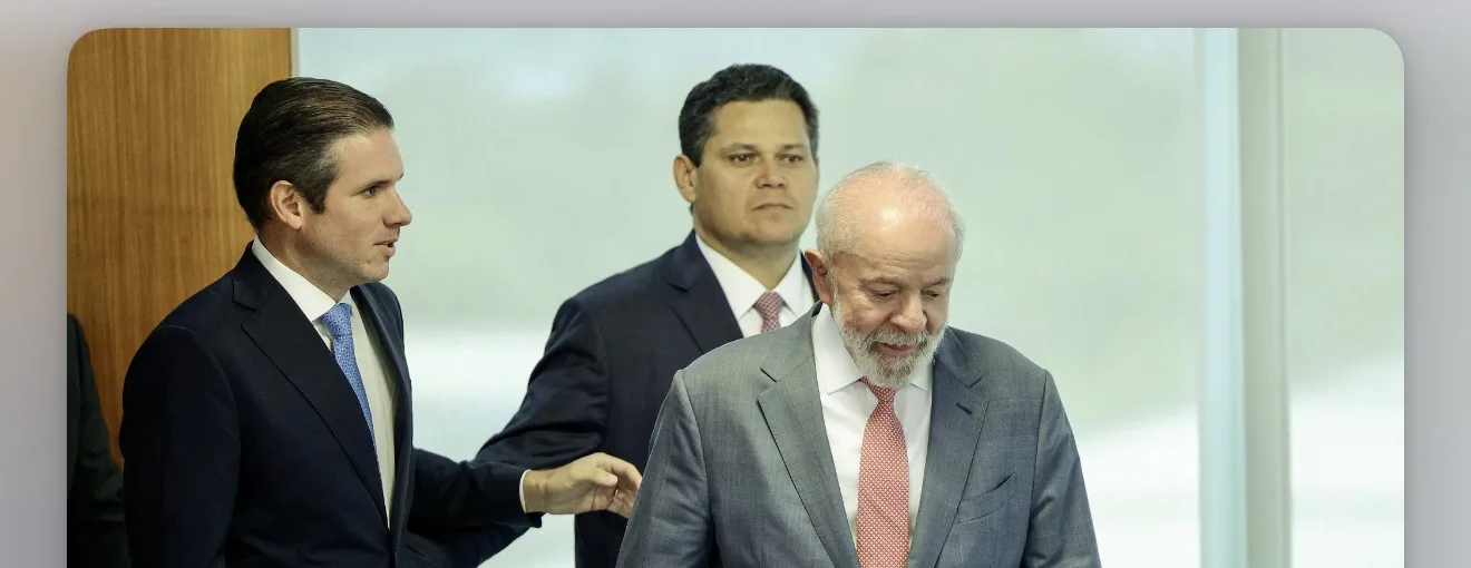 Fachada do prédio do Supremo Tribunal Federal em Brasília com a estátua da Justiça.