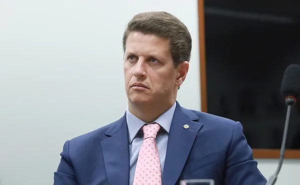 O deputado federal Ricardo Salles em entrevista oficial sobre pautas políticas nacionais em Brasília.