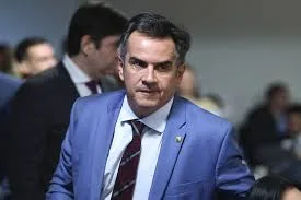 Foto horizontal do senador Ciro Nogueira durante sessão no Congresso Nacional