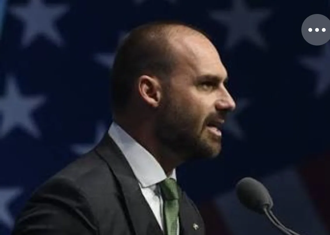 Deputado Eduardo Bolsonaro em entrevista comentando os bastidores da política nacional e internacional.