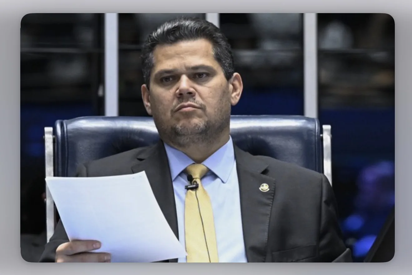 Senador Ciro Nogueira em sessão no Senado Federal durante cobertura de política nacional.