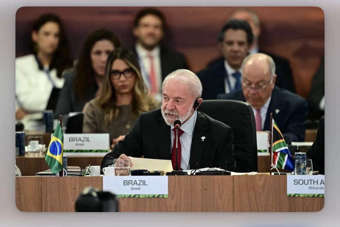 Presidente Lula fala em microfone durante evento oficial representando o governo federal.
