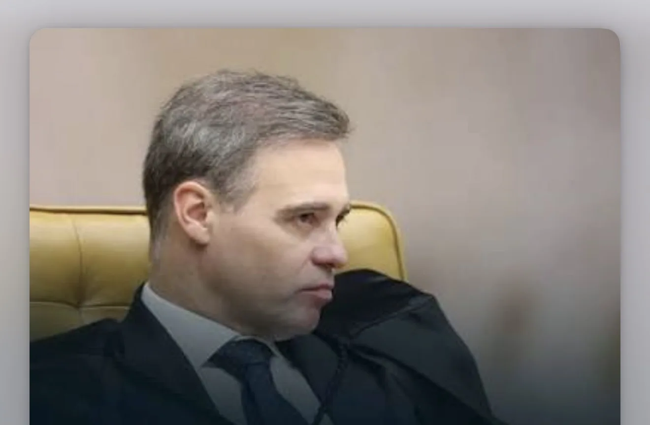 Ministro André Mendonça durante sessão plenária no Supremo Tribunal Federal.