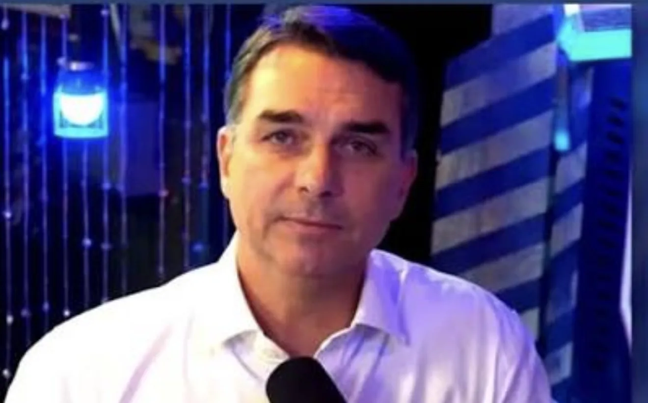 Senador Flávio Bolsonaro em sessão no Senado Federal para discutir CPI do Banco Master.