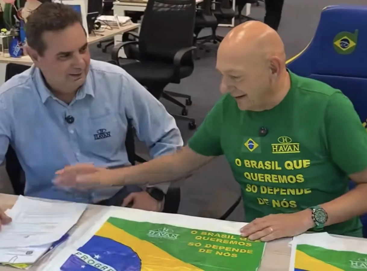 Luciano Hang empresário da Havan em evento oficial com a bandeira do Brasil