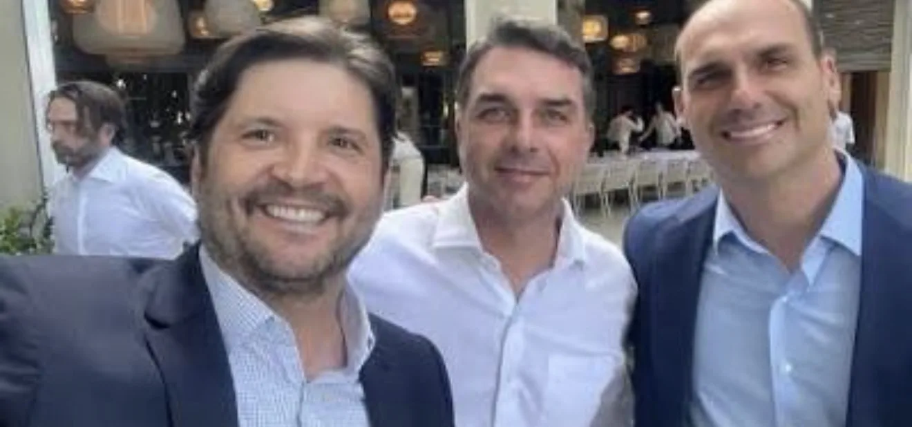 O ex-presidente Jair Bolsonaro em evento oficial falando sobre articulações políticas do PL.