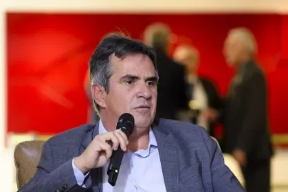 Senadores brasileiros em reunião de comissão no Congresso Nacional discutindo pautas políticas e investigações