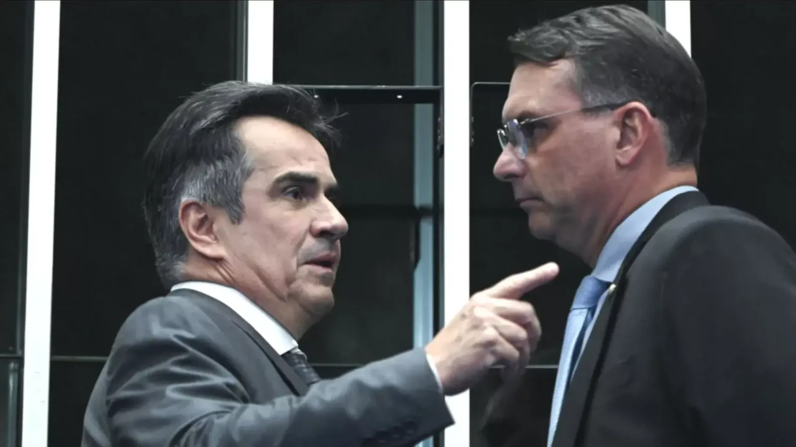 Senador Flávio Bolsonaro durante sessão no plenário do Senado Federal em Brasília