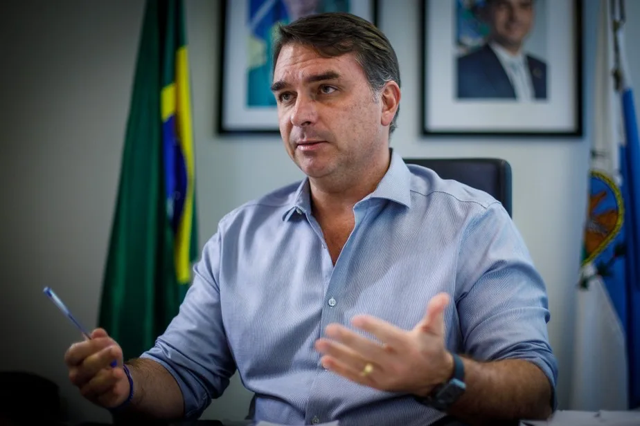 Senador Flávio Bolsonaro em entrevista sobre eleições e a participação de Jair Bolsonaro.