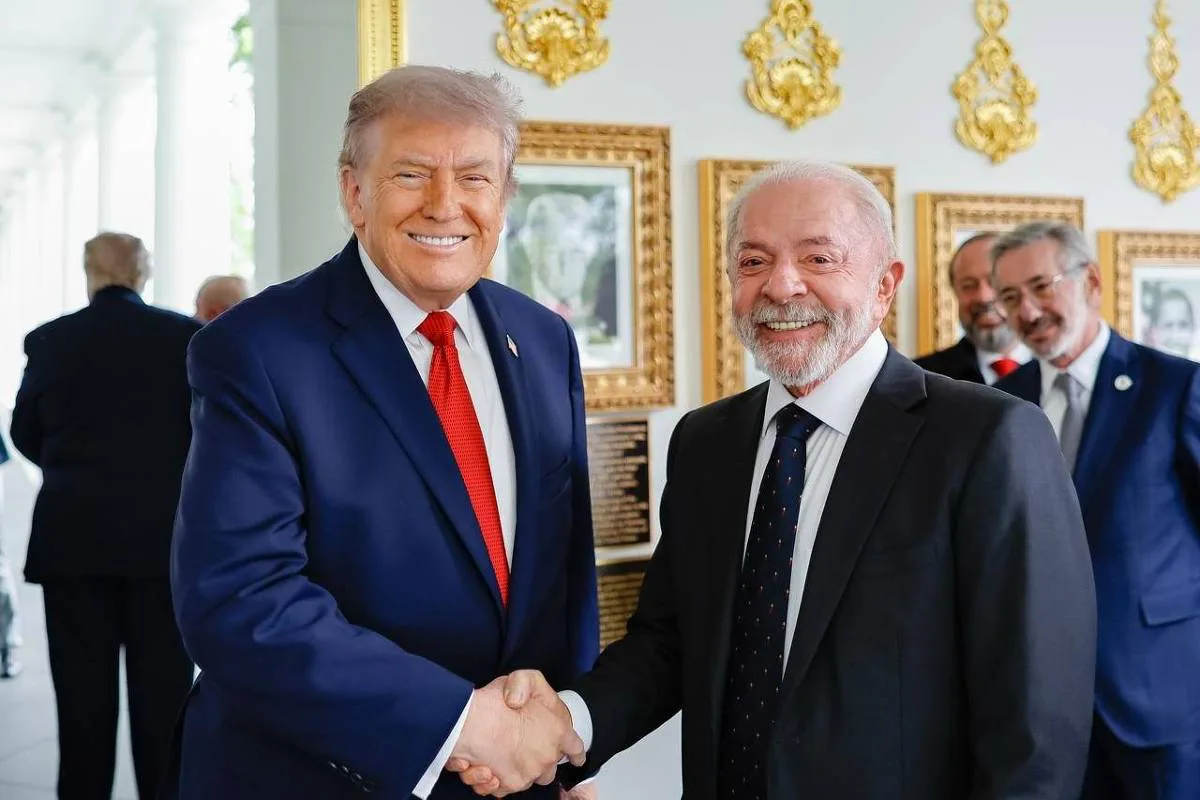 Fachada da Casa Branca em Washington representando a diplomacia entre Brasil e Estados Unidos.