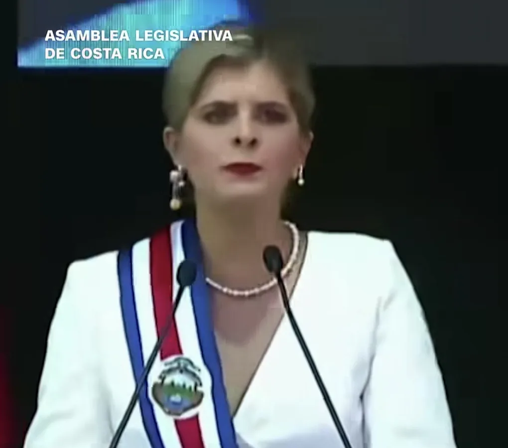 Vista aérea de uma unidade prisional de segurança máxima com muros altos e torres.