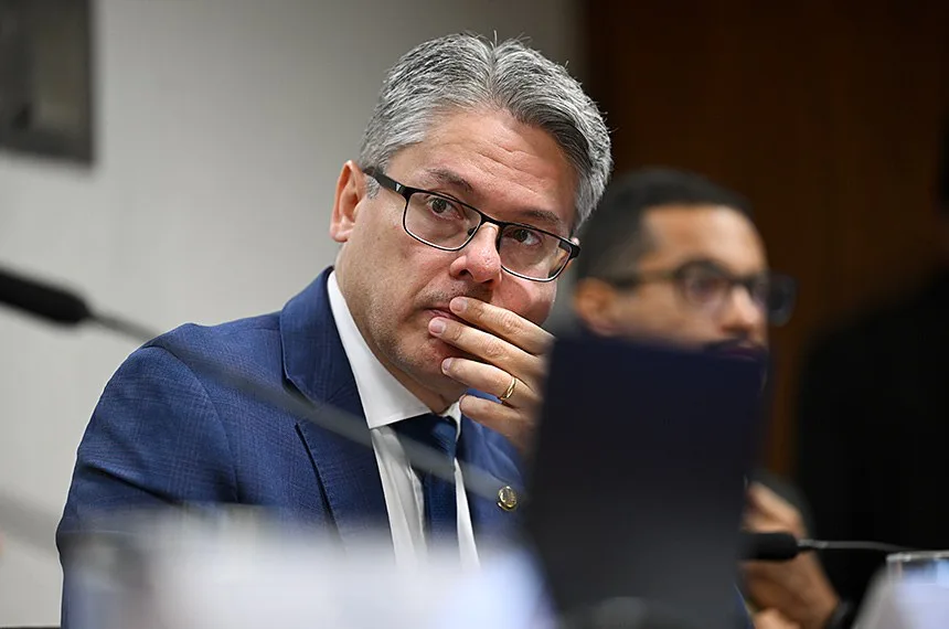 Senador Alessandro Vieira durante sessão no Senado Federal em Brasília.
