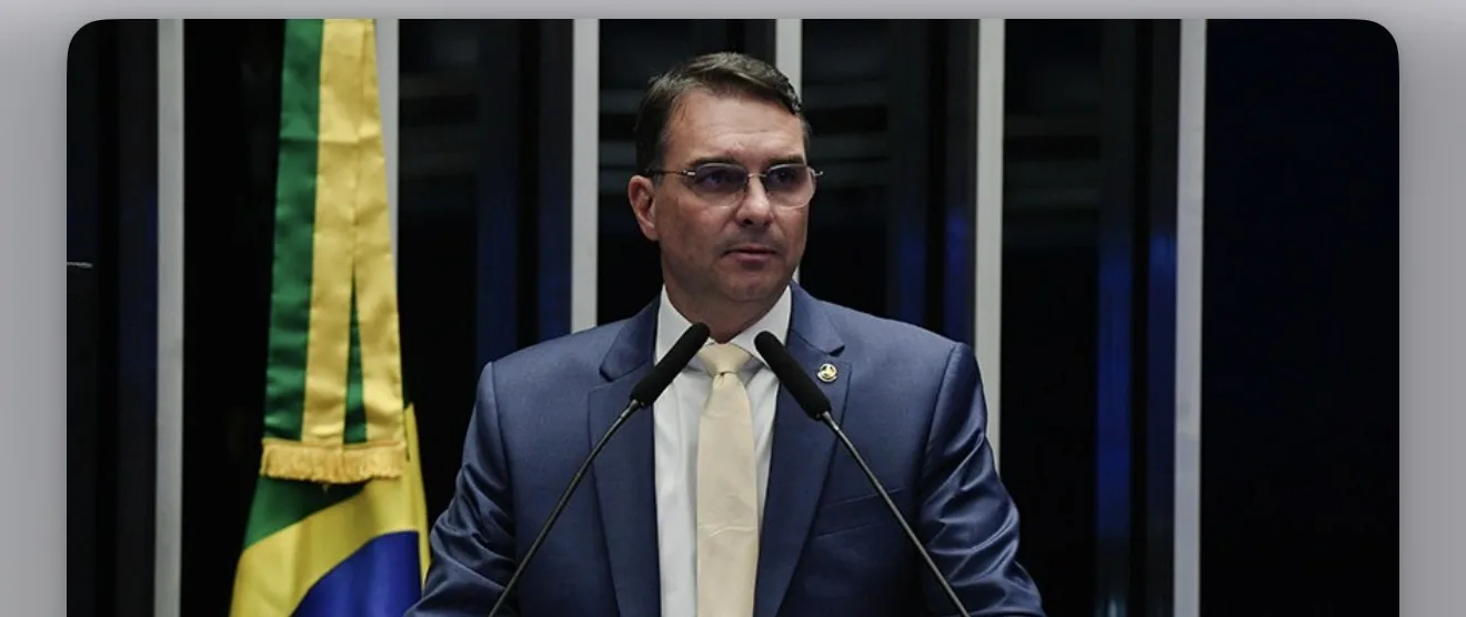 O senador Flávio Bolsonaro fala durante sessão oficial sobre crise política e judiciário.