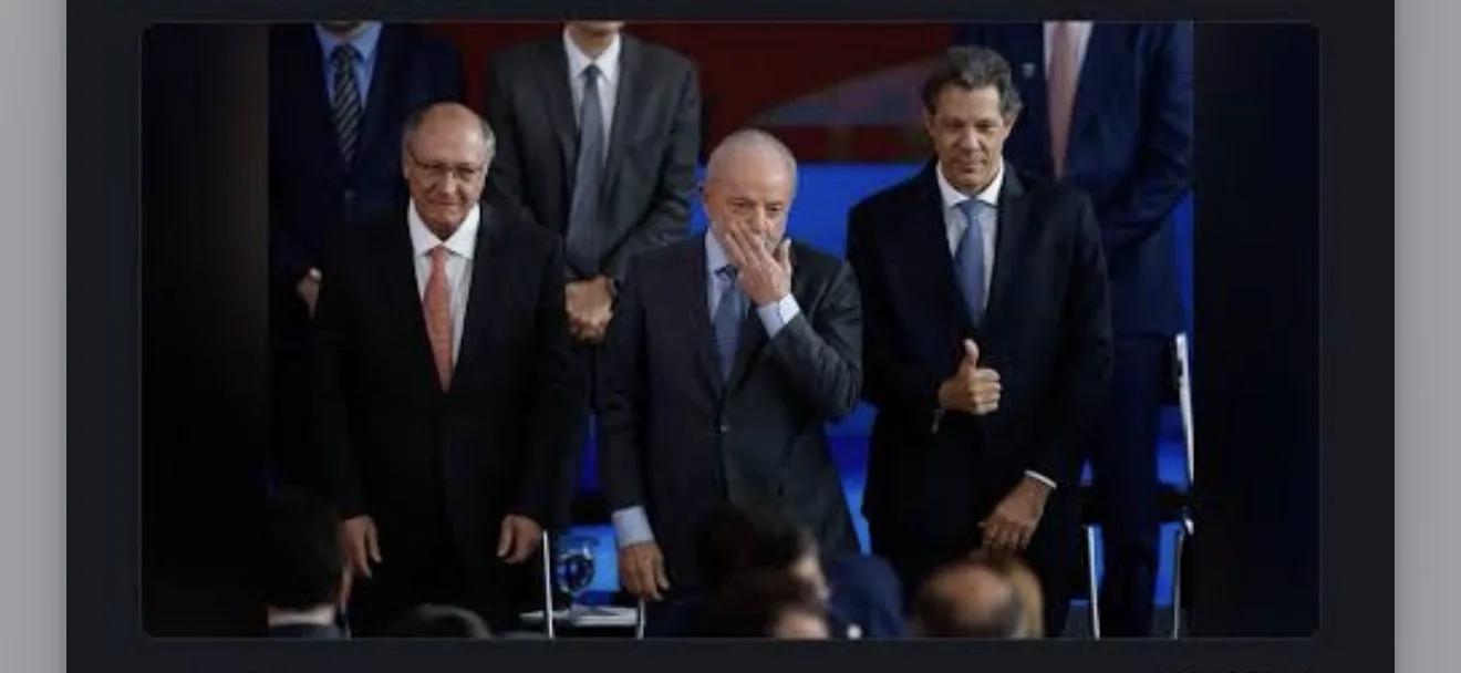 Presidente Lula ao lado de ministros em cerimônia oficial no Palácio do Planalto.